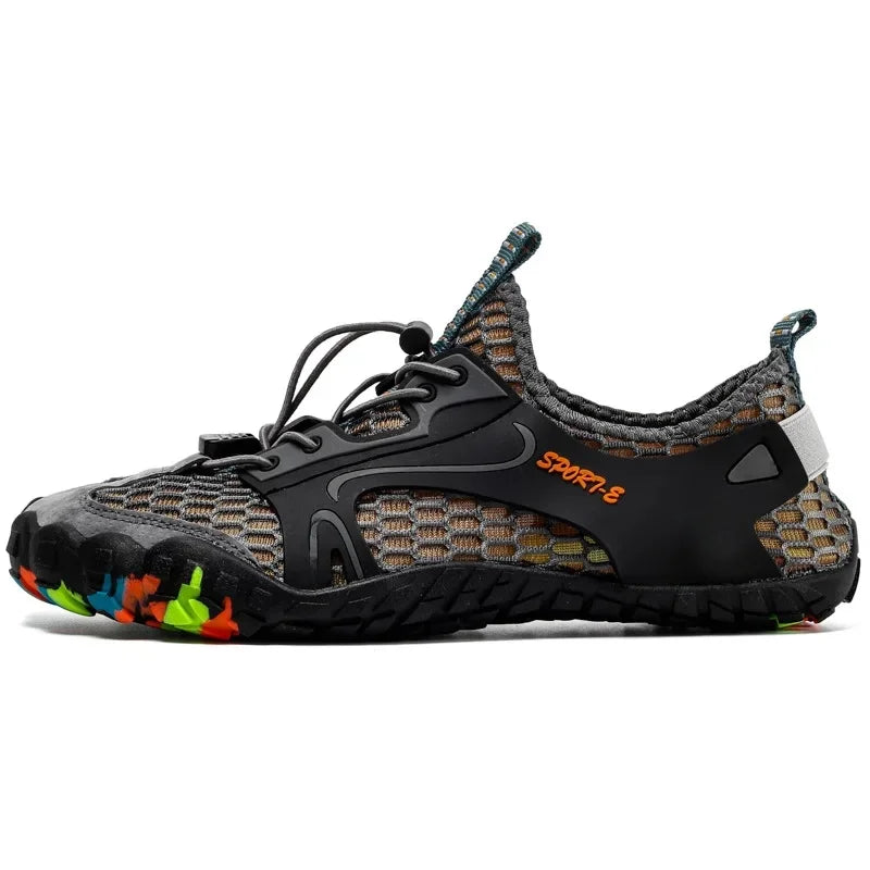 "Chaussures aquatiques unisex antidérapantes, séchage rapide, noires, légères pour aventure terre et eau."