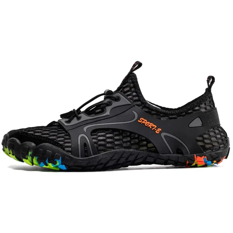 "Chaussures aquatiques unisex antidérapantes, séchage rapide, noires, légères pour aventure terre et eau."