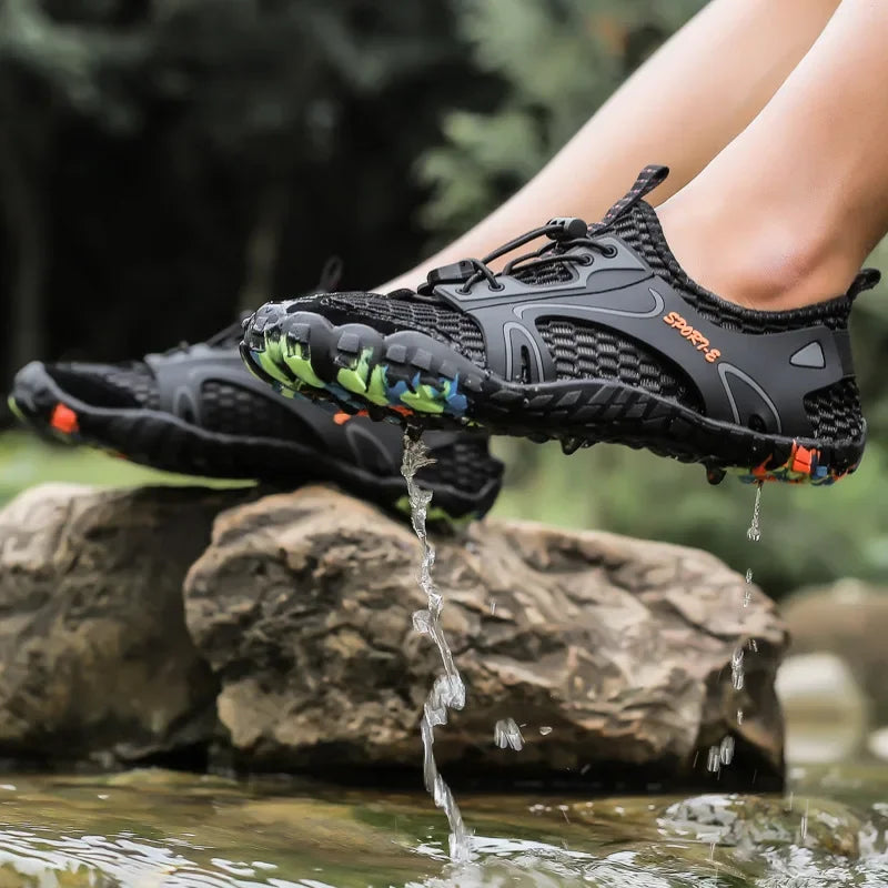 "Chaussures aquatiques unisex antidérapantes, séchage rapide, noires, légères pour aventure terre et eau."
