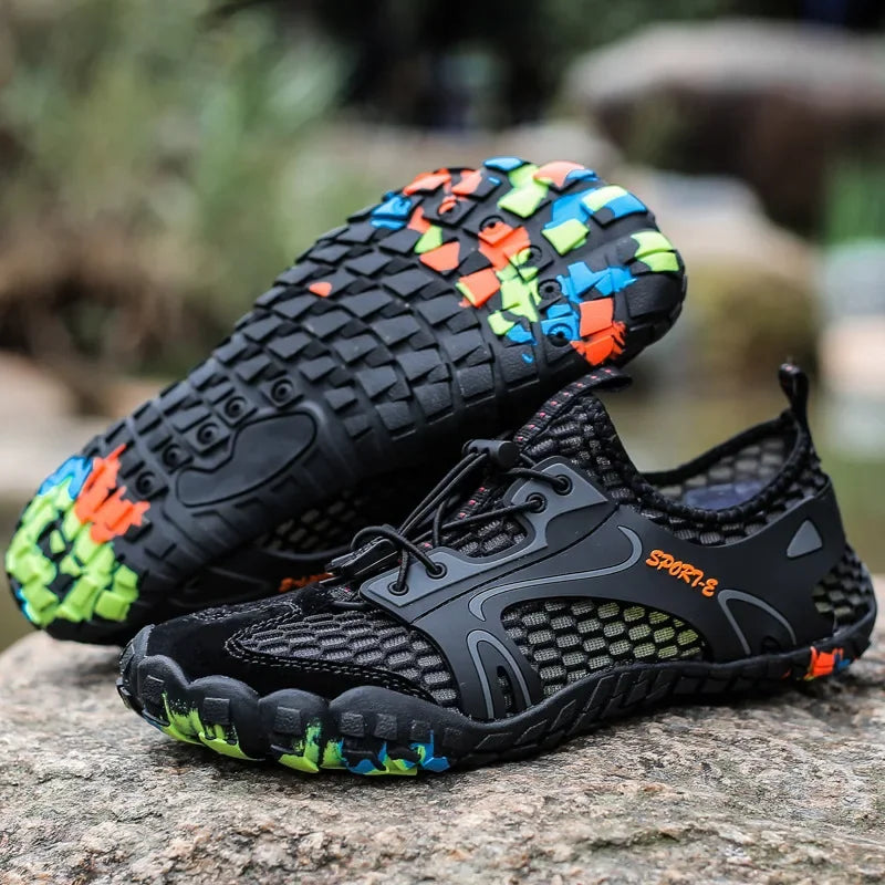 "Chaussures aquatiques unisex antidérapantes, séchage rapide, noires, légères pour aventure terre et eau."