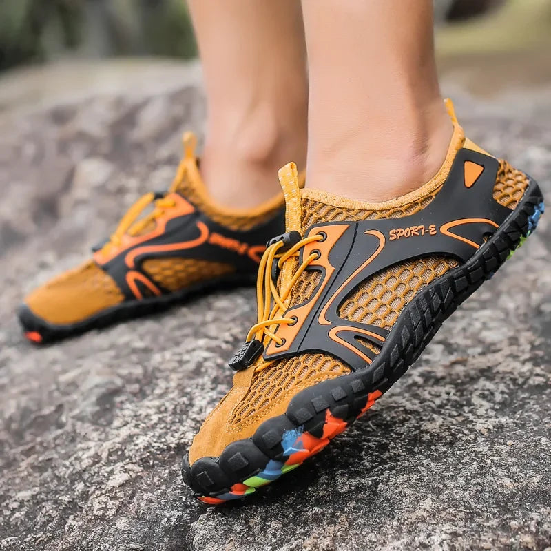 "Chaussures aquatiques unisex antidérapantes, séchage rapide, noires, légères pour aventure terre et eau."