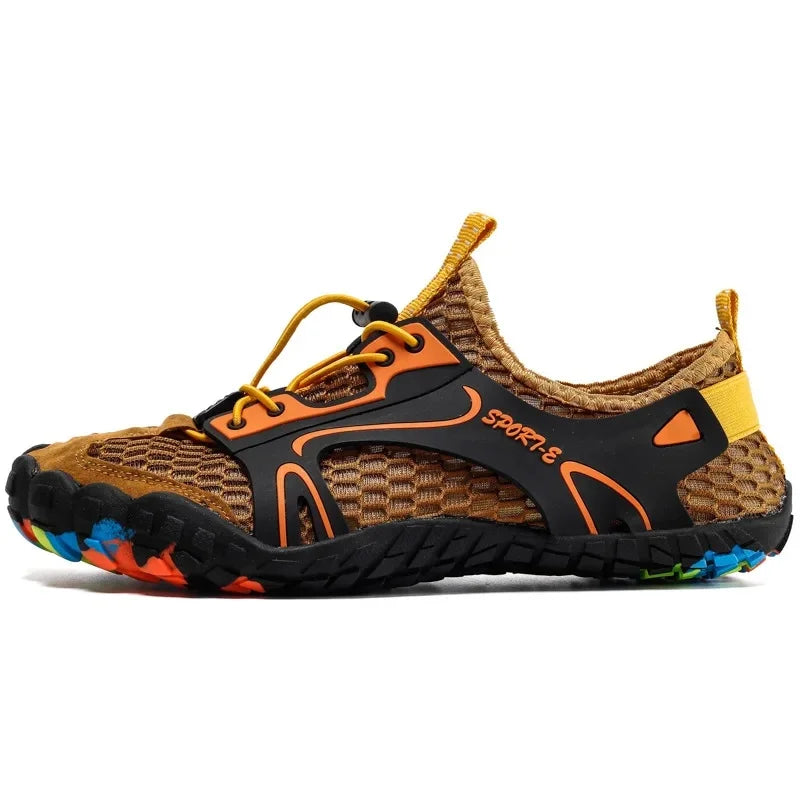 "Chaussures aquatiques unisex antidérapantes, séchage rapide, noires, légères pour aventure terre et eau."