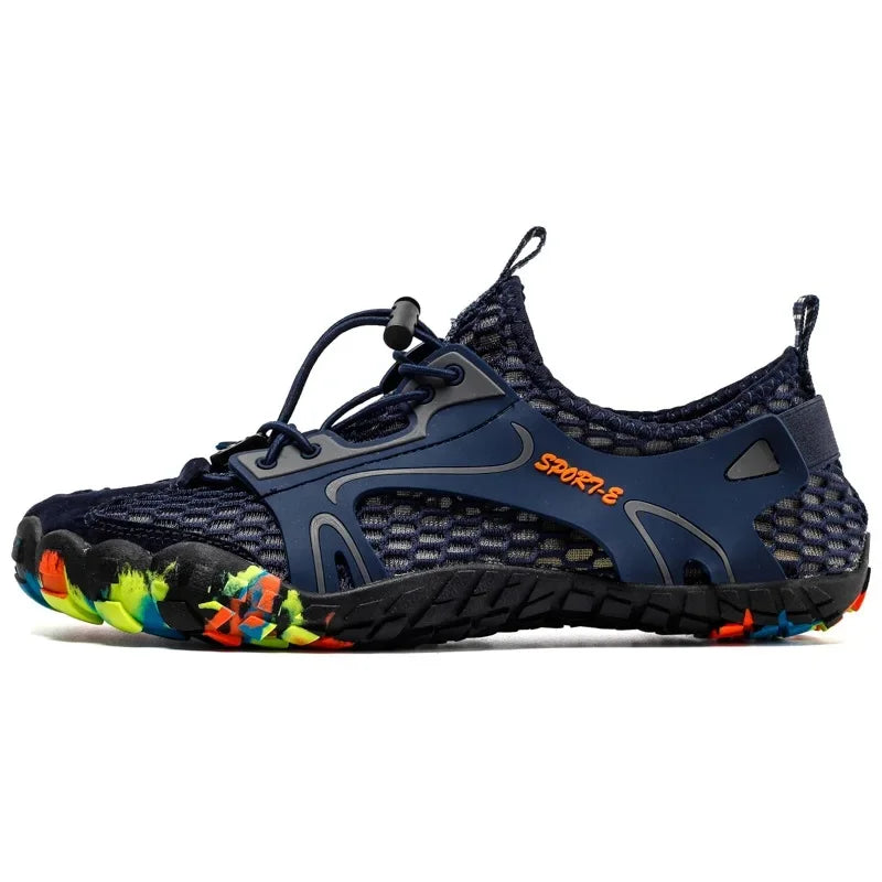"Chaussures aquatiques unisex antidérapantes, séchage rapide, noires, légères pour aventure terre et eau."