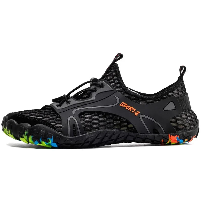 "Chaussures aquatiques unisex antidérapantes, séchage rapide, noires, légères pour aventure terre et eau."