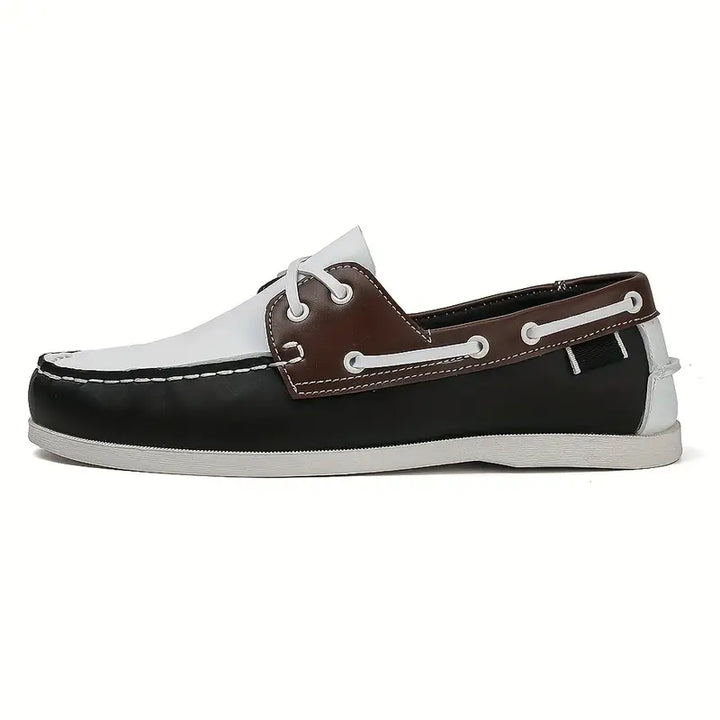 "Chaussures bateau rétro homme, cuir marron, style classique, pour sorties ou promenades, confort durable et élégant."