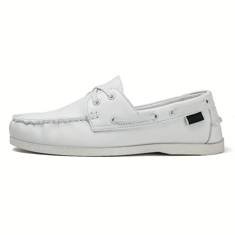 "Chaussures bateau rétro homme, cuir marron, style classique, pour sorties ou promenades, confort durable et élégant."
