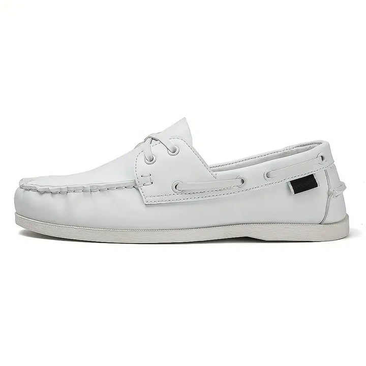 "Chaussures bateau rétro homme, cuir marron, style classique, pour sorties ou promenades, confort durable et élégant."