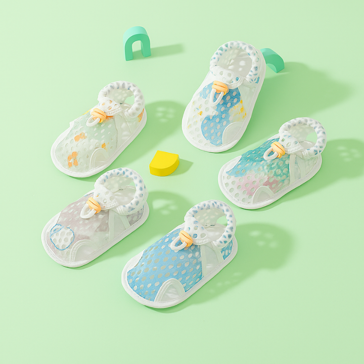"Chaussures bébé légères en maille respirante avec semelle antidérapante, design pois bleus, confort et liberté de mouvement.