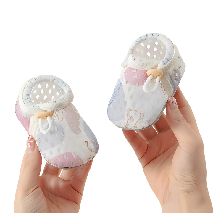 "Chaussures bébé légères en maille respirante avec semelle antidérapante, design pois bleus, confort et liberté de mouvement.