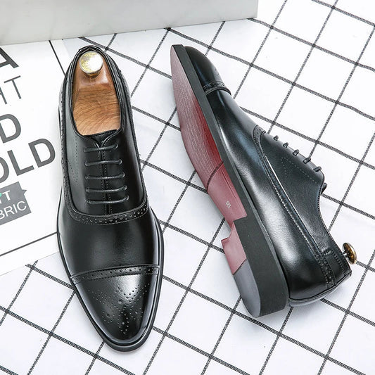 Chaussures classiques pour hommes, élégantes et confortables, design épuré, en cuir noir, adaptées à toutes occasions.