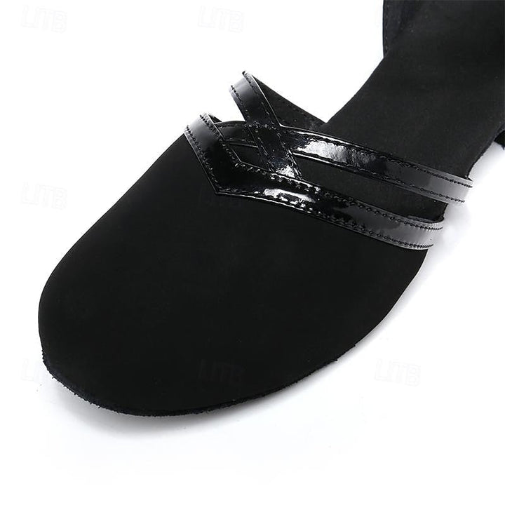 "Chaussures de danse femme en daim noir avec bride réglable, semelle flexible et talon bas pour confort optimal."