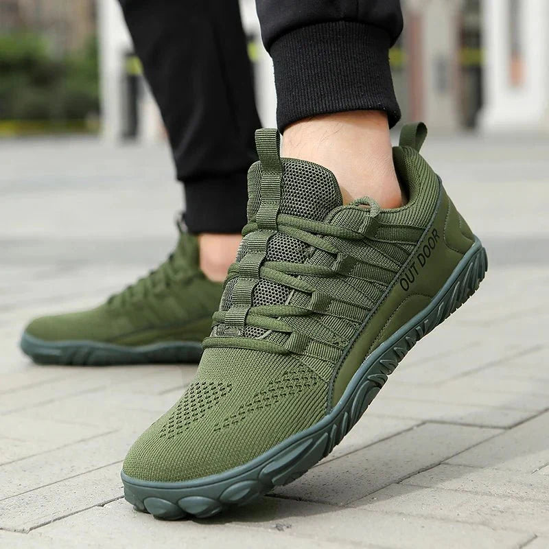 "Chaussures de marche confortables larges pour hommes avec semelle antidérapante et tige respirante, design épuré."