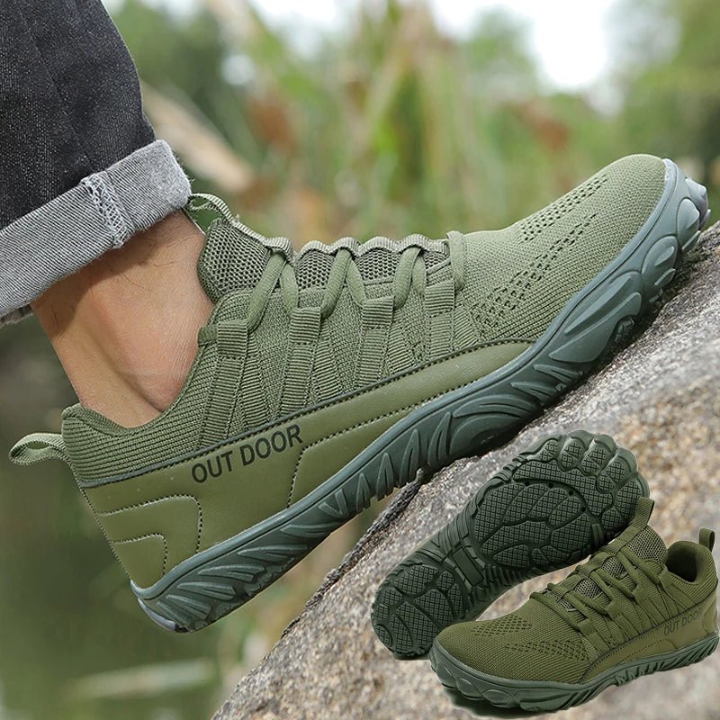 "Chaussures de marche confortables larges pour hommes avec semelle antidérapante et tige respirante, design épuré."