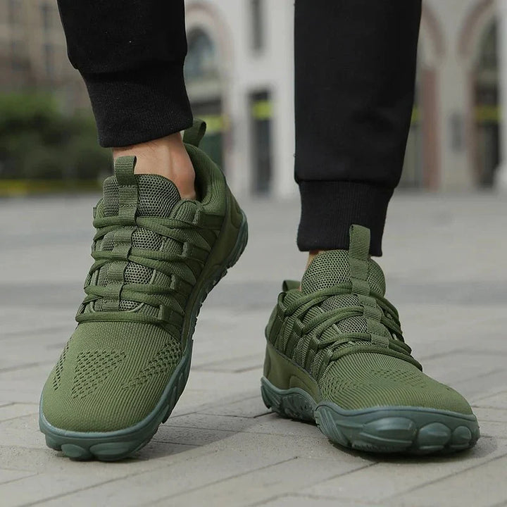 "Chaussures de marche confortables larges pour hommes avec semelle antidérapante et tige respirante, design épuré."