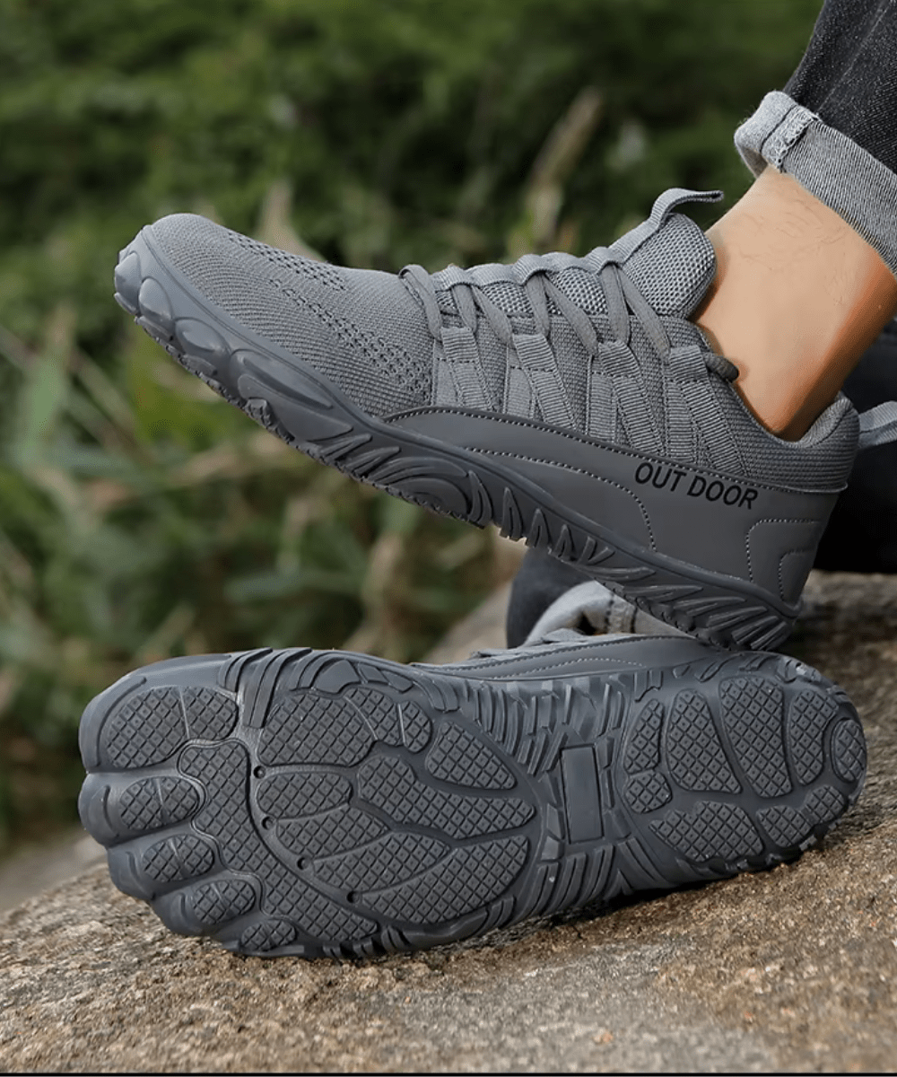 "Chaussures de marche confortables larges pour hommes avec semelle antidérapante et tige respirante, design épuré."