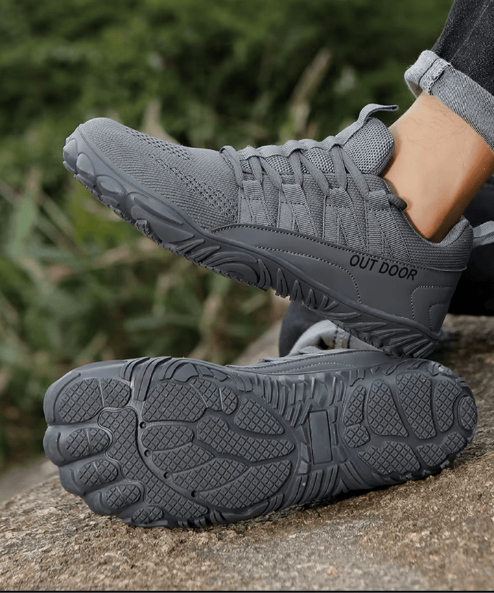 "Chaussures de marche confortables larges pour hommes avec semelle antidérapante et tige respirante, design épuré."