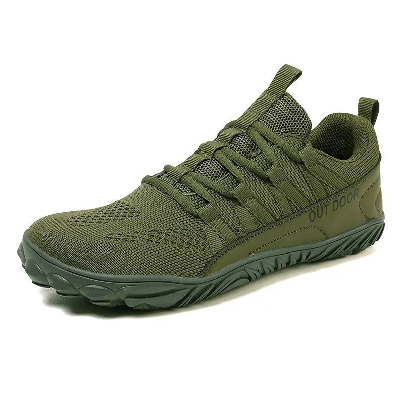 "Chaussures de marche confortables larges pour hommes avec semelle antidérapante et tige respirante, design épuré."