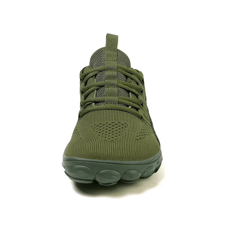 "Chaussures de marche confortables larges pour hommes avec semelle antidérapante et tige respirante, design épuré."