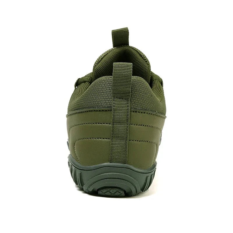 "Chaussures de marche confortables larges pour hommes avec semelle antidérapante et tige respirante, design épuré."