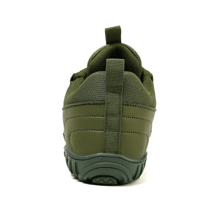 "Chaussures de marche confortables larges pour hommes avec semelle antidérapante et tige respirante, design épuré."
