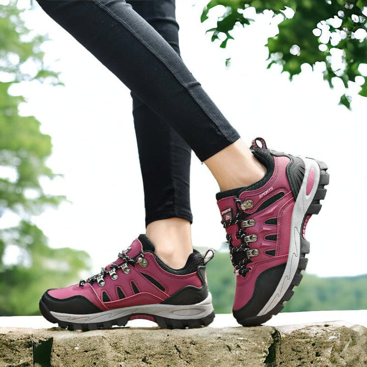 "Chaussures de marche femme légères et respirantes, textile synthétique, semelle crantée, couleur noire et rose."