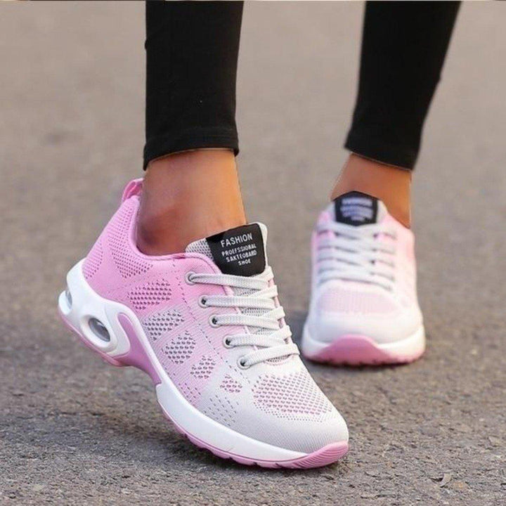 Chaussures de marche orthopédiques femmes beige, tissu maille respirant, semelle antidérapante, vue latérale.