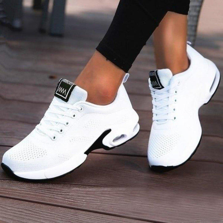 Chaussures de marche orthopédiques femmes beige, tissu maille respirant, semelle antidérapante, vue latérale.