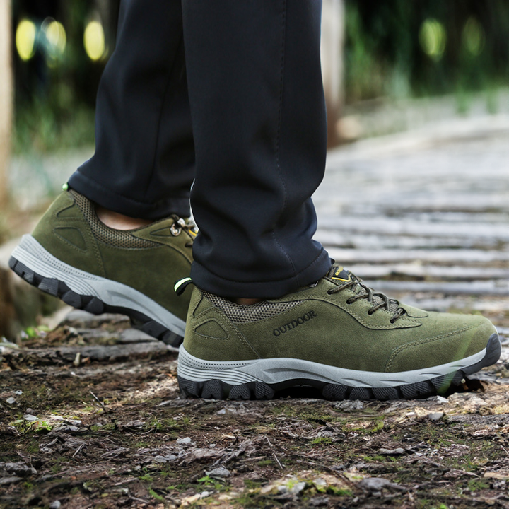 "Chaussures de marche orthopédiques homme, design ergonomique, brun, semelle antidérapante, confort et soutien quotidiens."