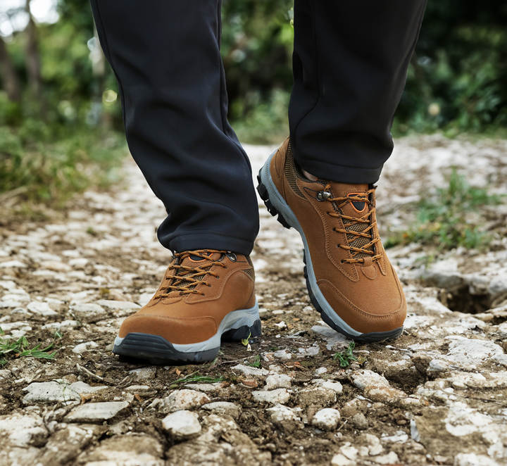 "Chaussures de marche orthopédiques homme, design ergonomique, brun, semelle antidérapante, confort et soutien quotidiens."