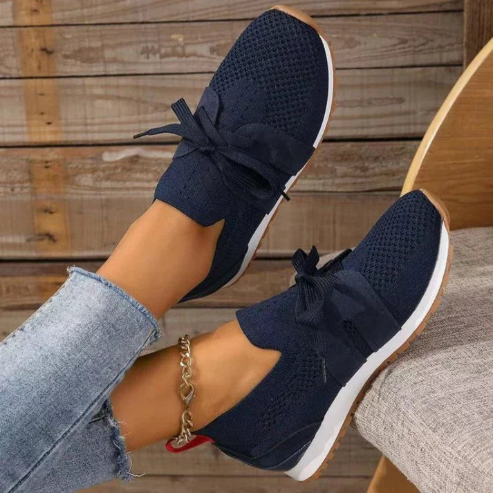 Chaussures de randonnée femme en mesh, légères et respirantes, avec semelles antidérapantes pour confort et style optimal.