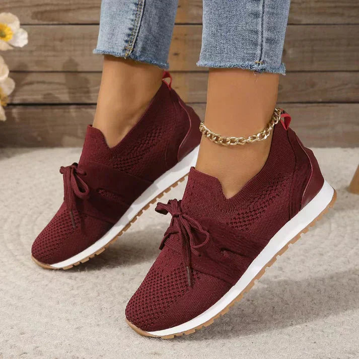 Chaussures de randonnée femme en mesh, légères et respirantes, avec semelles antidérapantes pour confort et style optimal.