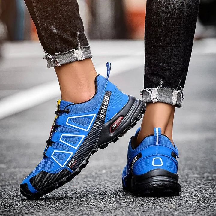 Chaussures de randonnée imperméables bleues, semelle antidérapante, offrant confort et stabilité sur terrains variés.