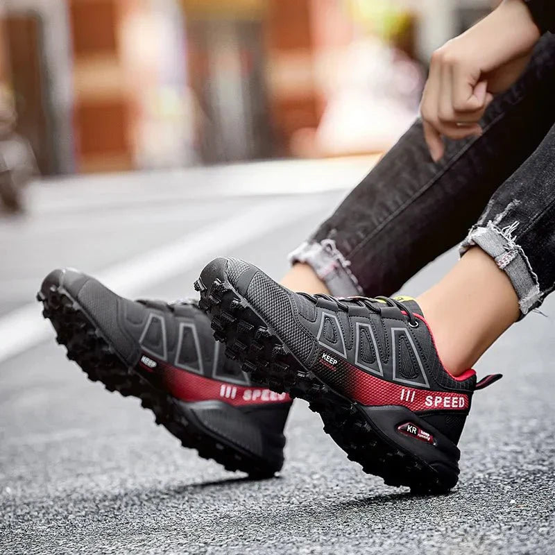 Chaussures de randonnée imperméables bleues, semelle antidérapante, offrant confort et stabilité sur terrains variés.