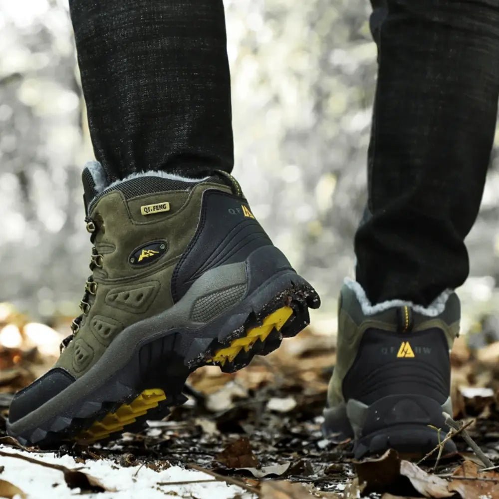 Chaussures de randonnée imperméables, robustes, profil aérodynamique, semelle antidérapante pour terrains difficiles.