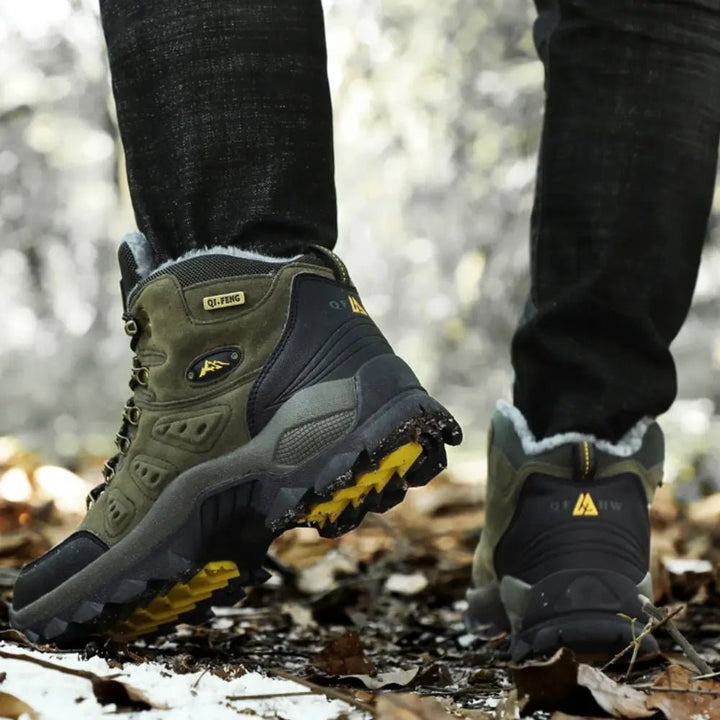 Chaussures de randonnée imperméables, robustes, profil aérodynamique, semelle antidérapante pour terrains difficiles.