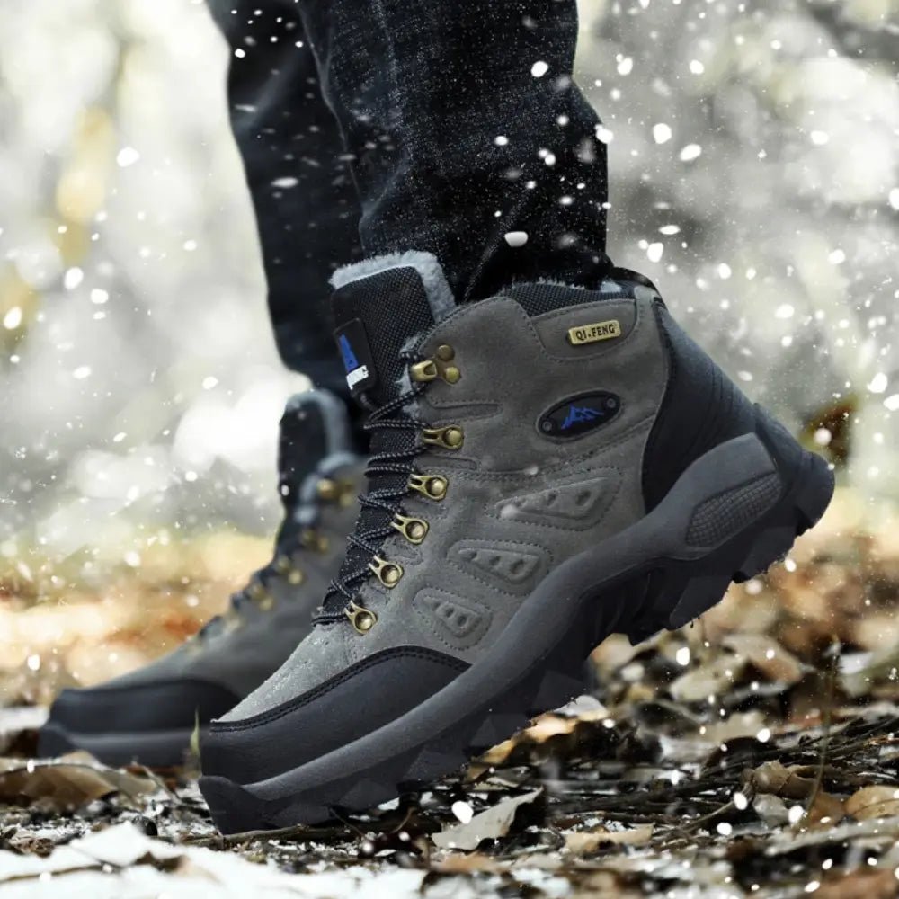 Chaussures de randonnée imperméables, robustes, profil aérodynamique, semelle antidérapante pour terrains difficiles.