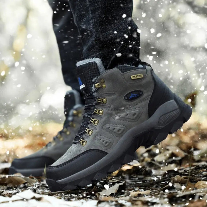Chaussures de randonnée imperméables, robustes, profil aérodynamique, semelle antidérapante pour terrains difficiles.
