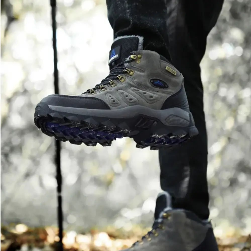 Chaussures de randonnée imperméables, robustes, profil aérodynamique, semelle antidérapante pour terrains difficiles.