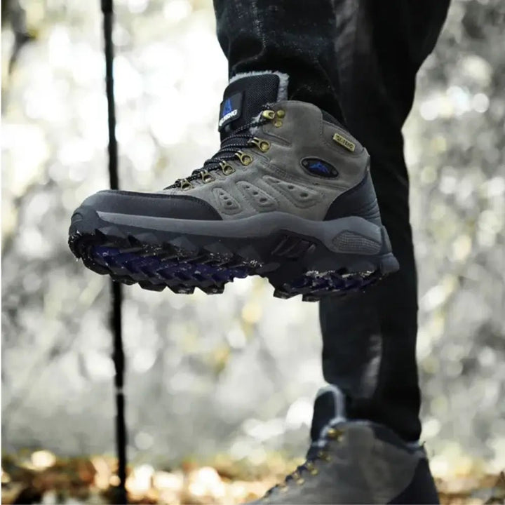 Chaussures de randonnée imperméables, robustes, profil aérodynamique, semelle antidérapante pour terrains difficiles.
