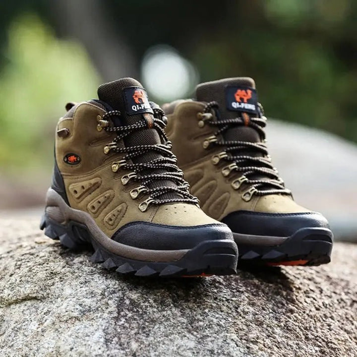 Chaussures de randonnée imperméables, robustes, profil aérodynamique, semelle antidérapante pour terrains difficiles.