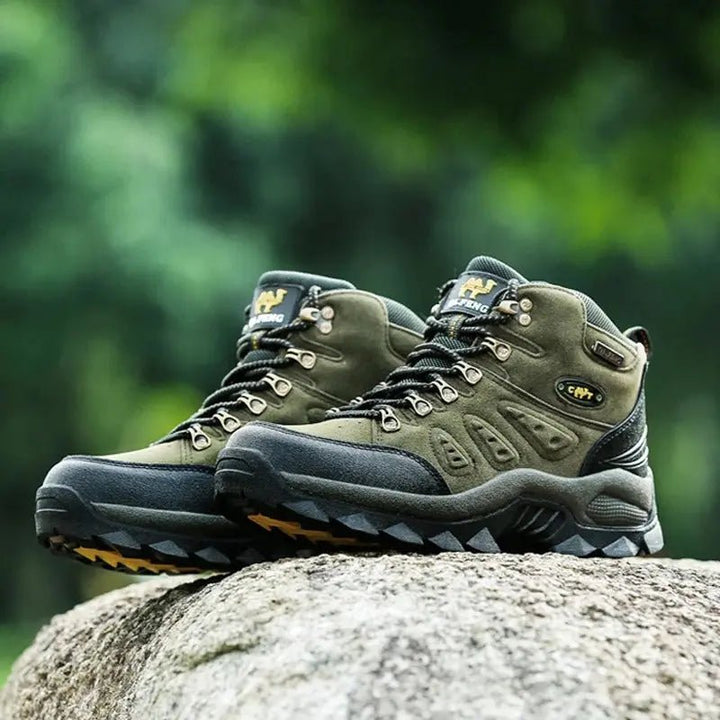 Chaussures de randonnée imperméables, robustes, profil aérodynamique, semelle antidérapante pour terrains difficiles.