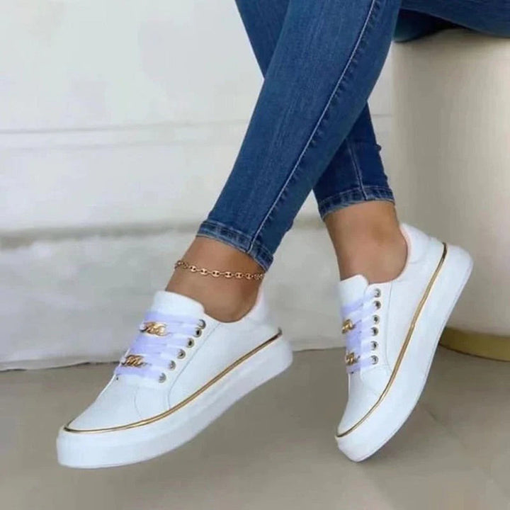 "Chaussures de sport pour femmes Nina blanches, design moderne, élégance et confort, idéales pour style urbain et actif."