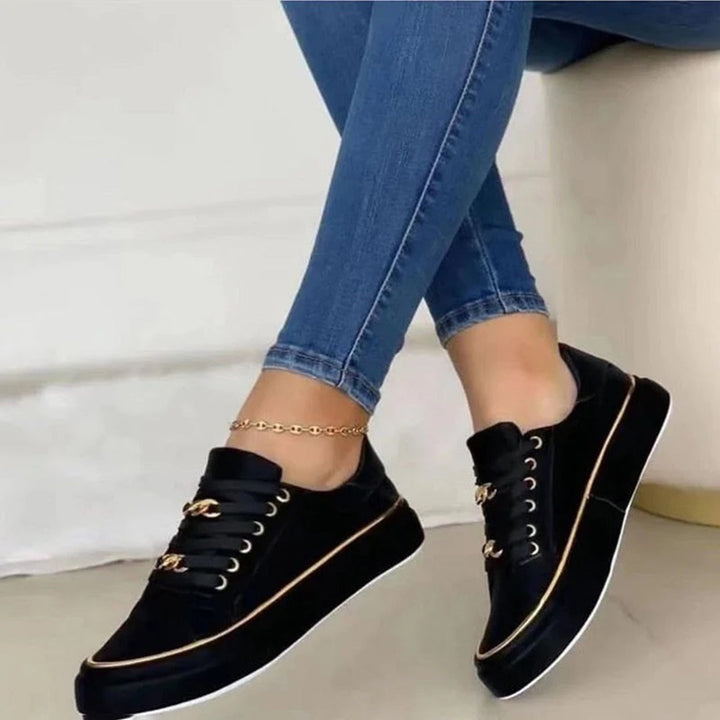 "Chaussures de sport pour femmes Nina blanches, design moderne, élégance et confort, idéales pour style urbain et actif."