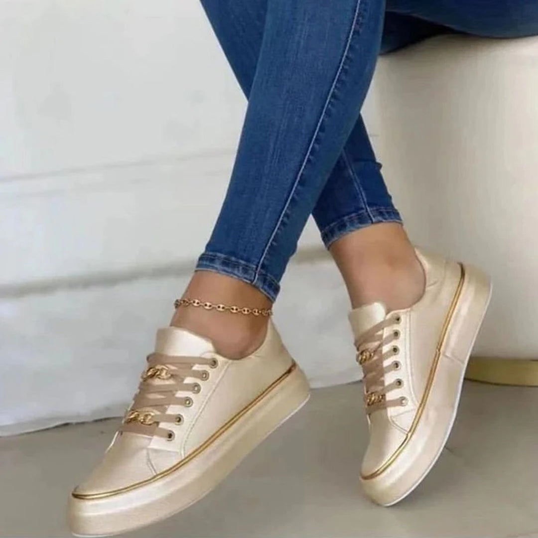 "Chaussures de sport pour femmes Nina blanches, design moderne, élégance et confort, idéales pour style urbain et actif."