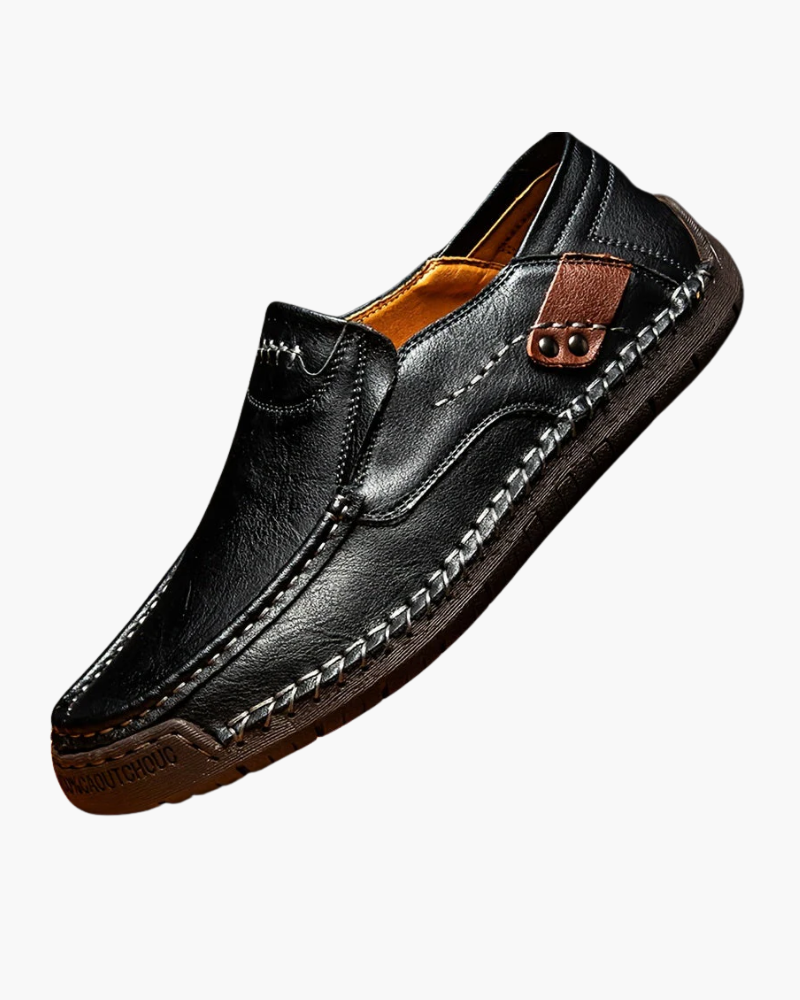 "Chaussures décontractées homme élégantes, vue latérale, ligne soignée, finition impeccable, confort et style chic"