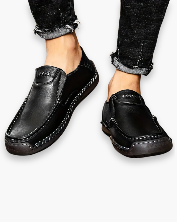 "Chaussures décontractées homme élégantes, vue latérale, ligne soignée, finition impeccable, confort et style chic"
