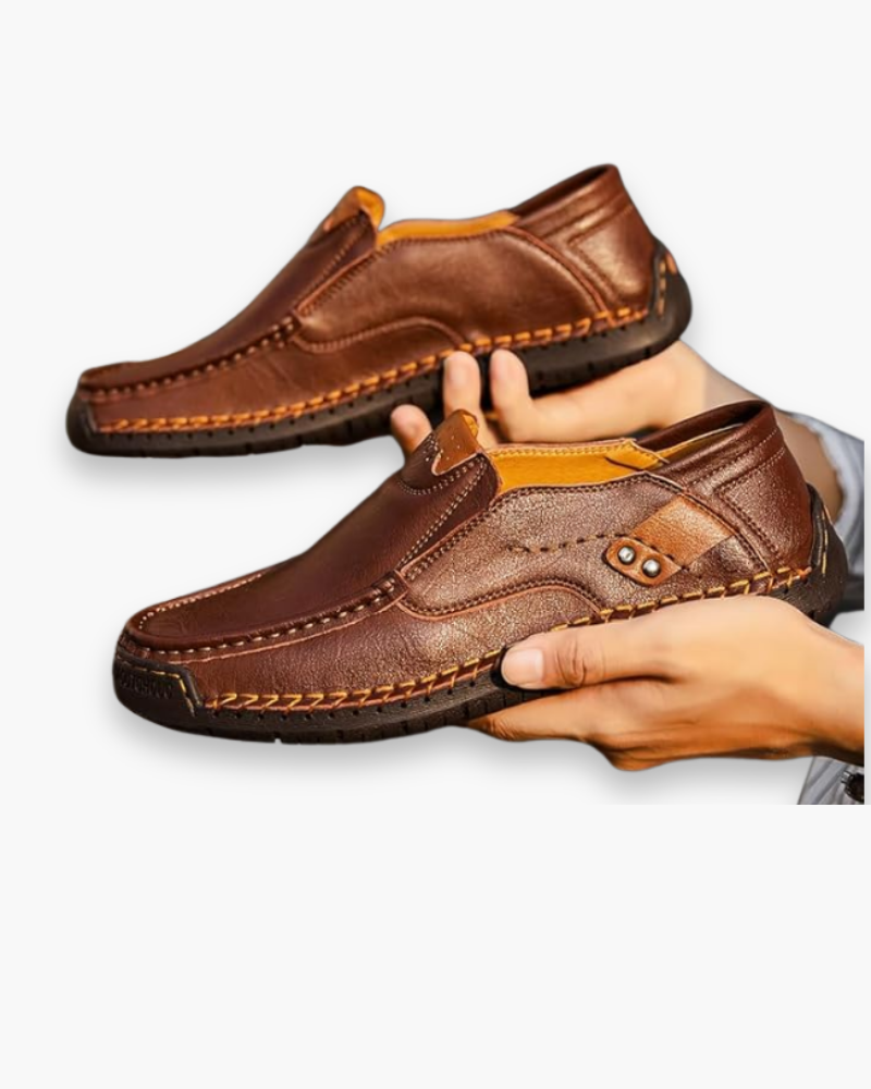 "Chaussures décontractées homme élégantes, vue latérale, ligne soignée, finition impeccable, confort et style chic"