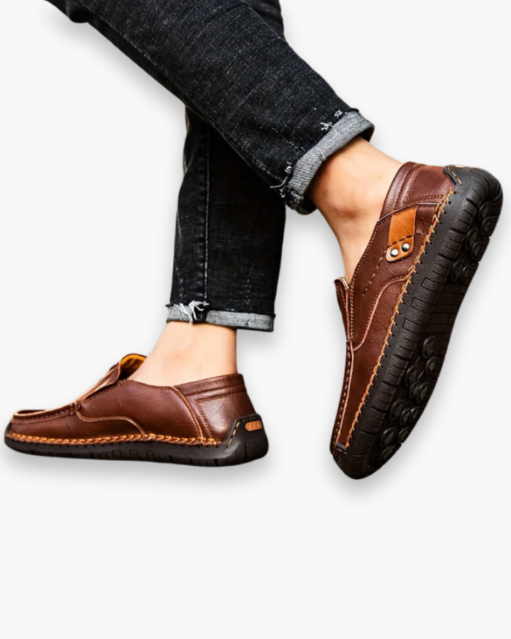 "Chaussures décontractées homme élégantes, vue latérale, ligne soignée, finition impeccable, confort et style chic"