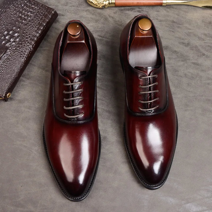 "Chaussures élégantes en cuir véritable pour homme, design raffiné en marron et noir, confort optimal pour toutes occasions."