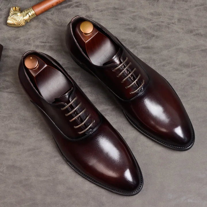 "Chaussures élégantes en cuir véritable pour homme, design raffiné en marron et noir, confort optimal pour toutes occasions."